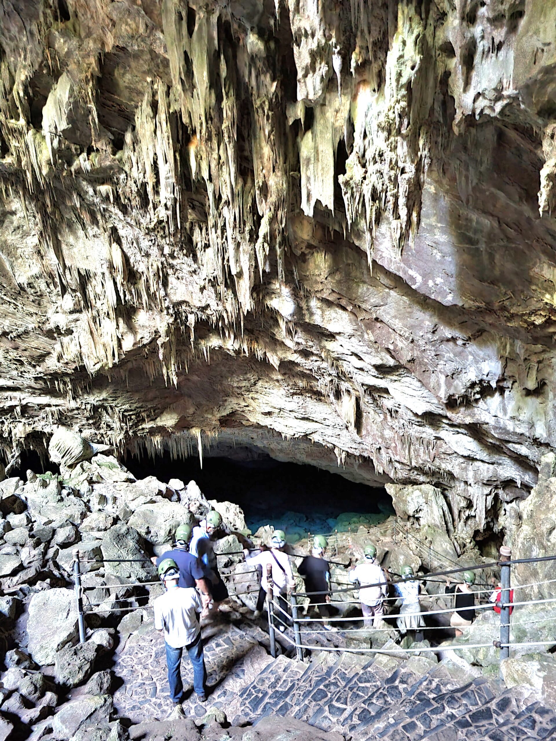 Formações geológicas no interior da Gruta do Lago Azul
