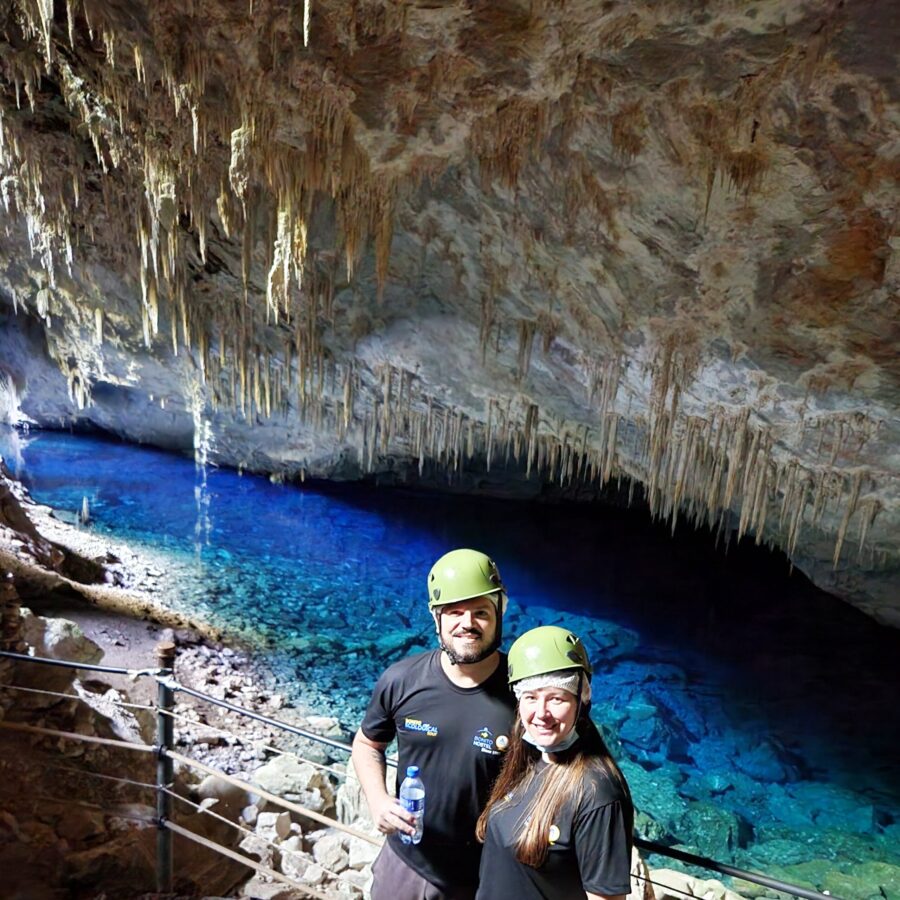 Grupo de visitantes na Gruta do Lago Azul