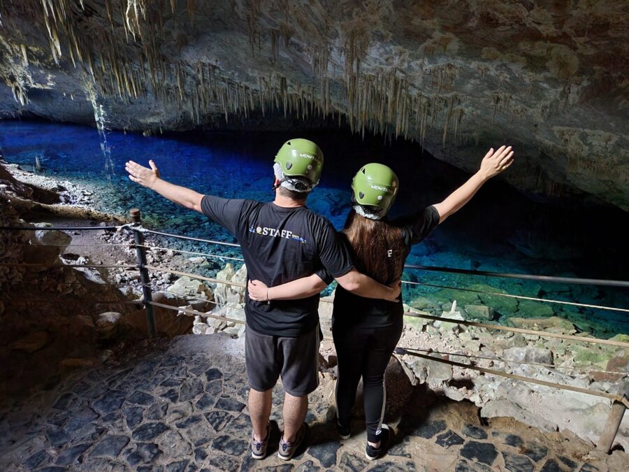 Visitantes durante a descida na Gruta do Lago Azul