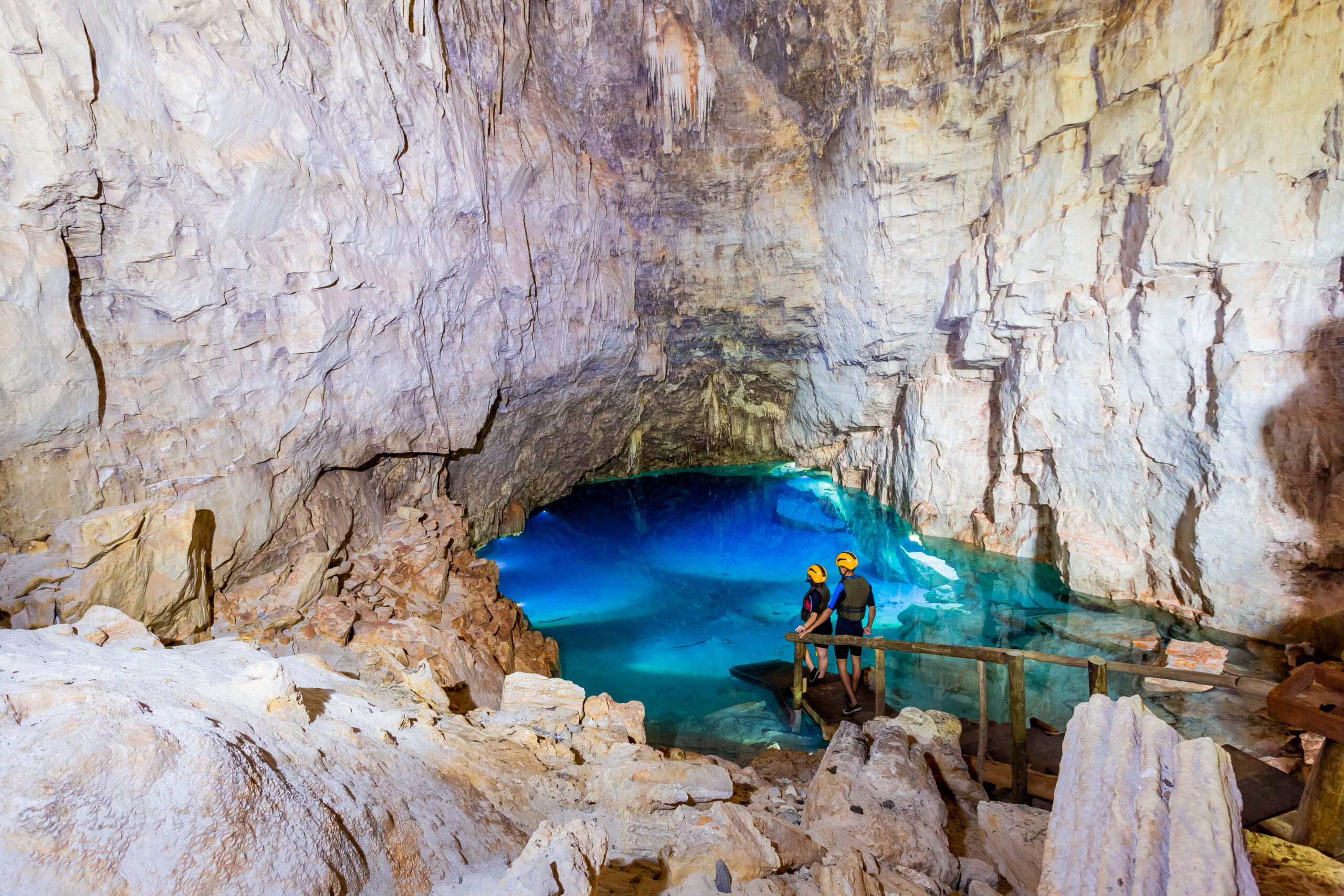 Visitante fazendo flutuação na Gruta do Mimoso em Bonito MS