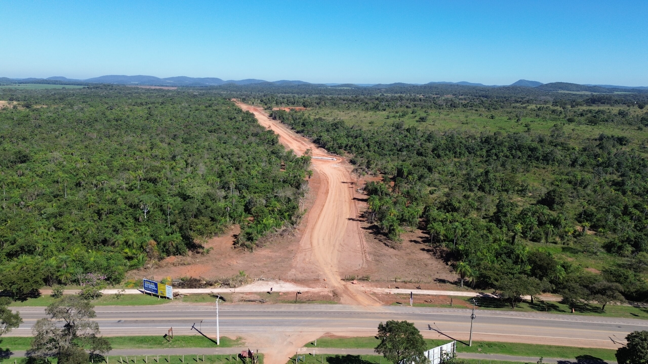 Obra do rodoanel de Bonito MS vista por drone com movimentação de terra e novo traçado viário