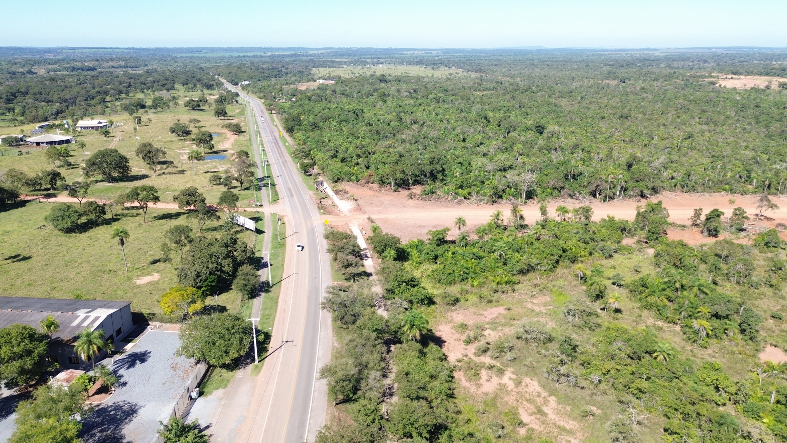 Imagem de drone mostrando a obra do anel viário de Bonito MS em área de contorno da cidade