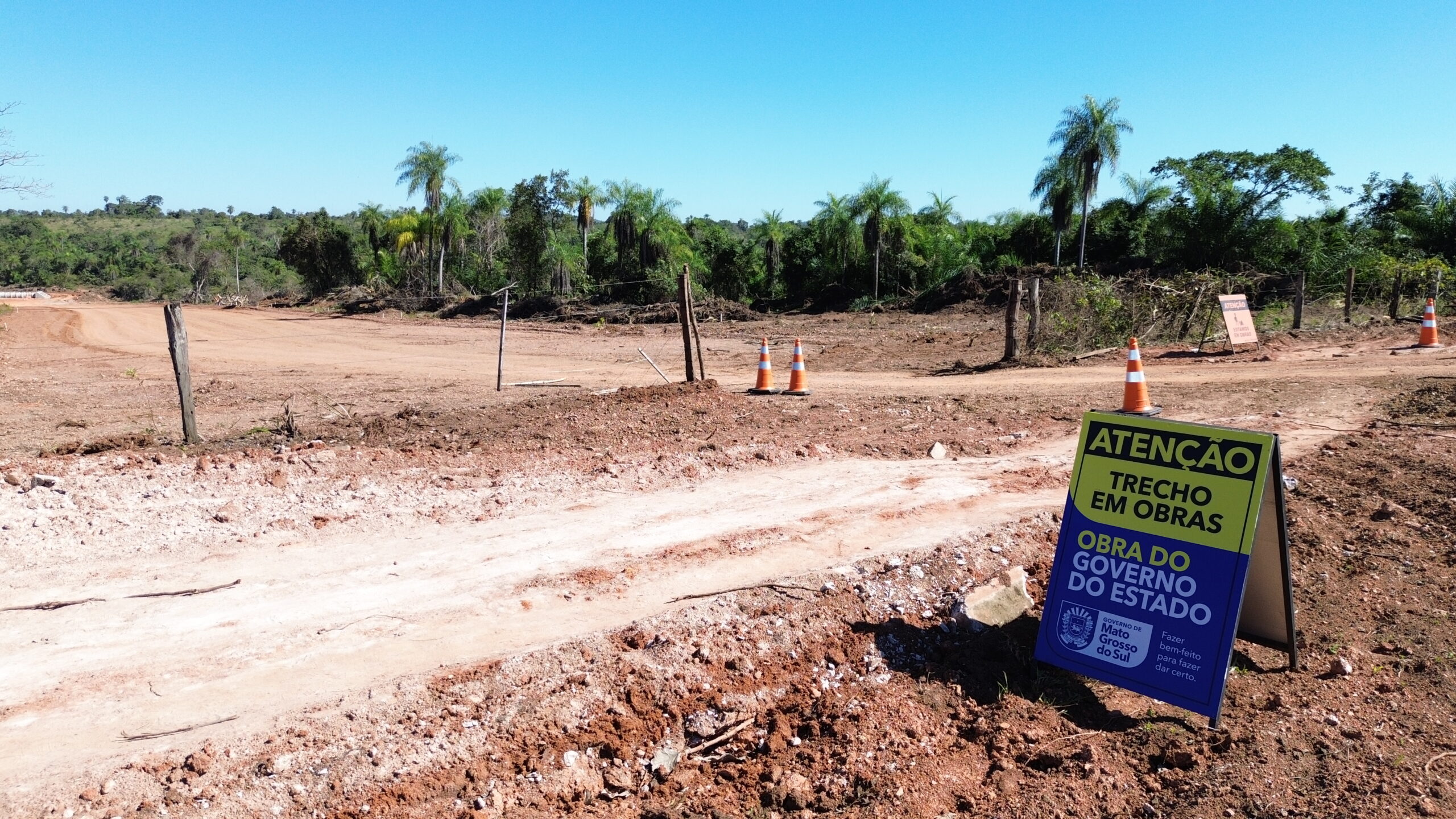 Foto aérea das obras do rodoanel de Bonito MS com trecho em terraplanagem e estrada em construção