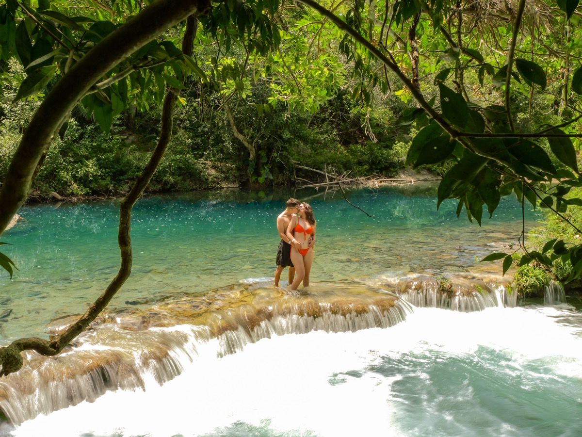 Cachoeira cercada por mata na região de Bonito MS