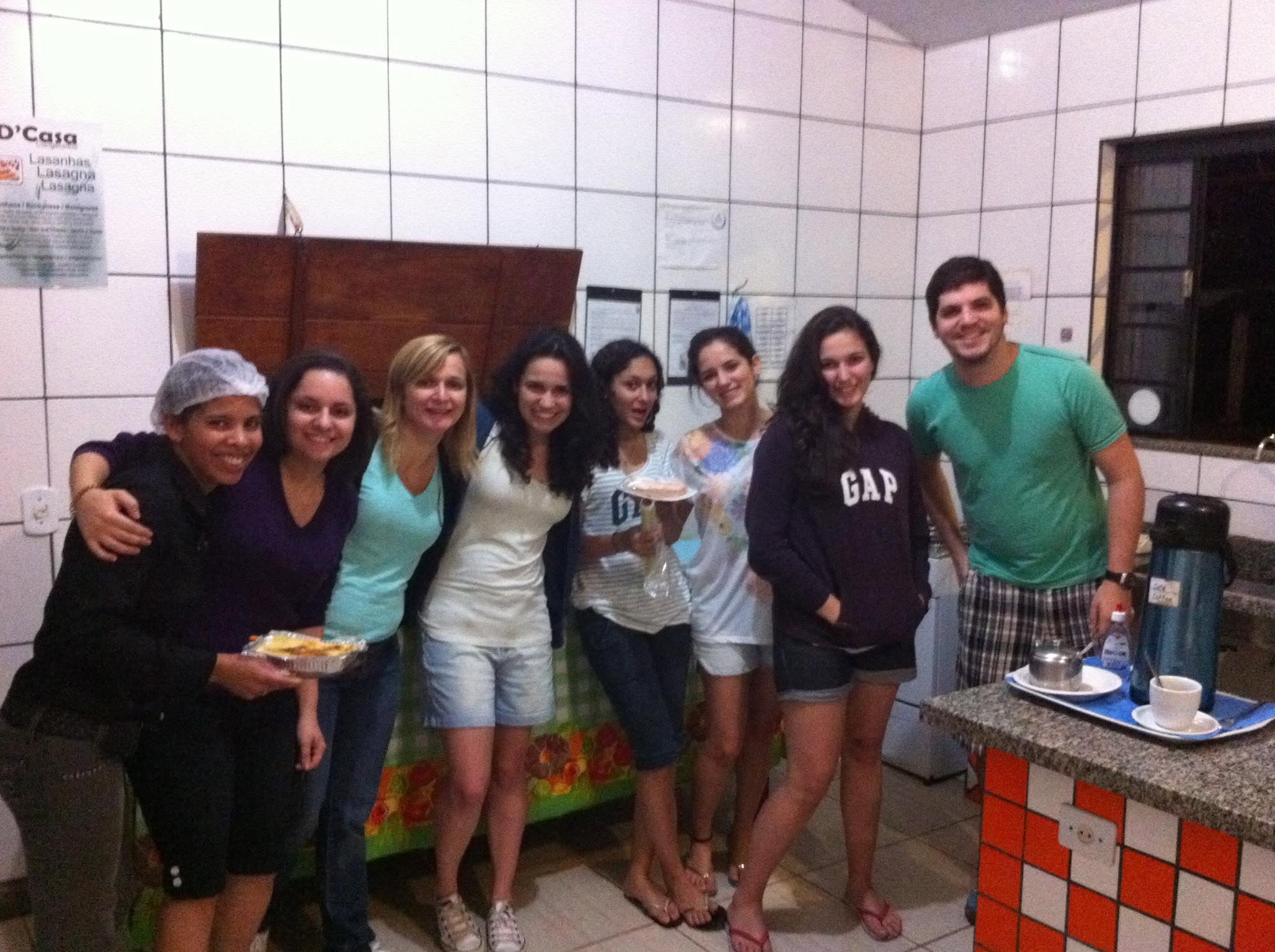 Luciano com hóspedes na cozinha comunitária do Bonito HI Hostel em 2012