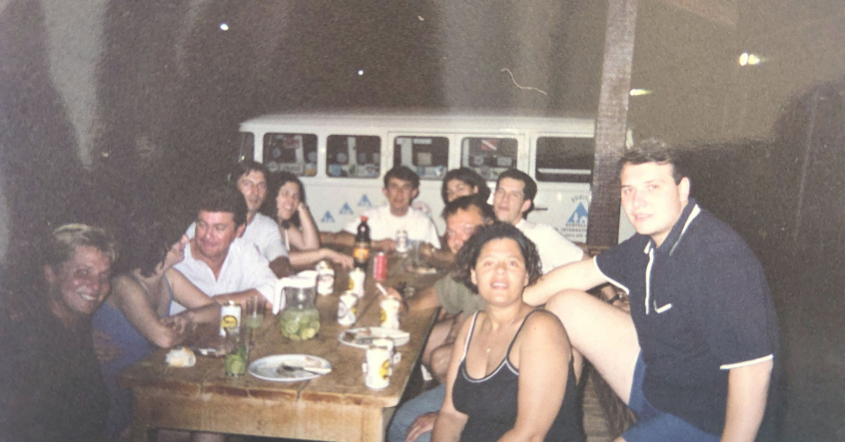 Hóspedes reunidos e socializando no Bonito HI Hostel em uma fotografia antiga