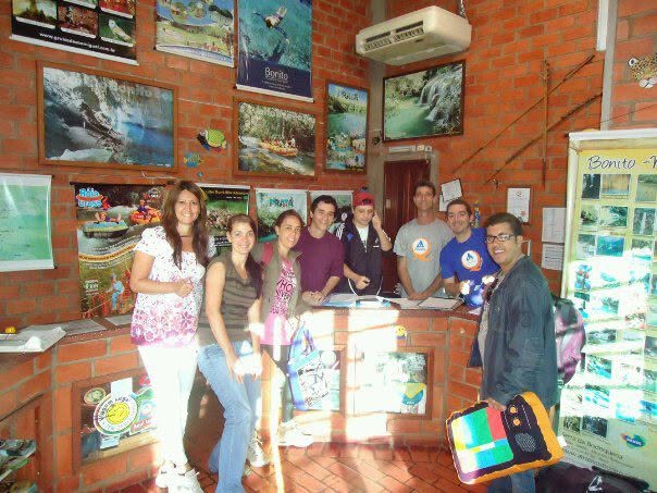 Hóspedes no espaço da antiga recepção do Bonito HI Hostel em 2012