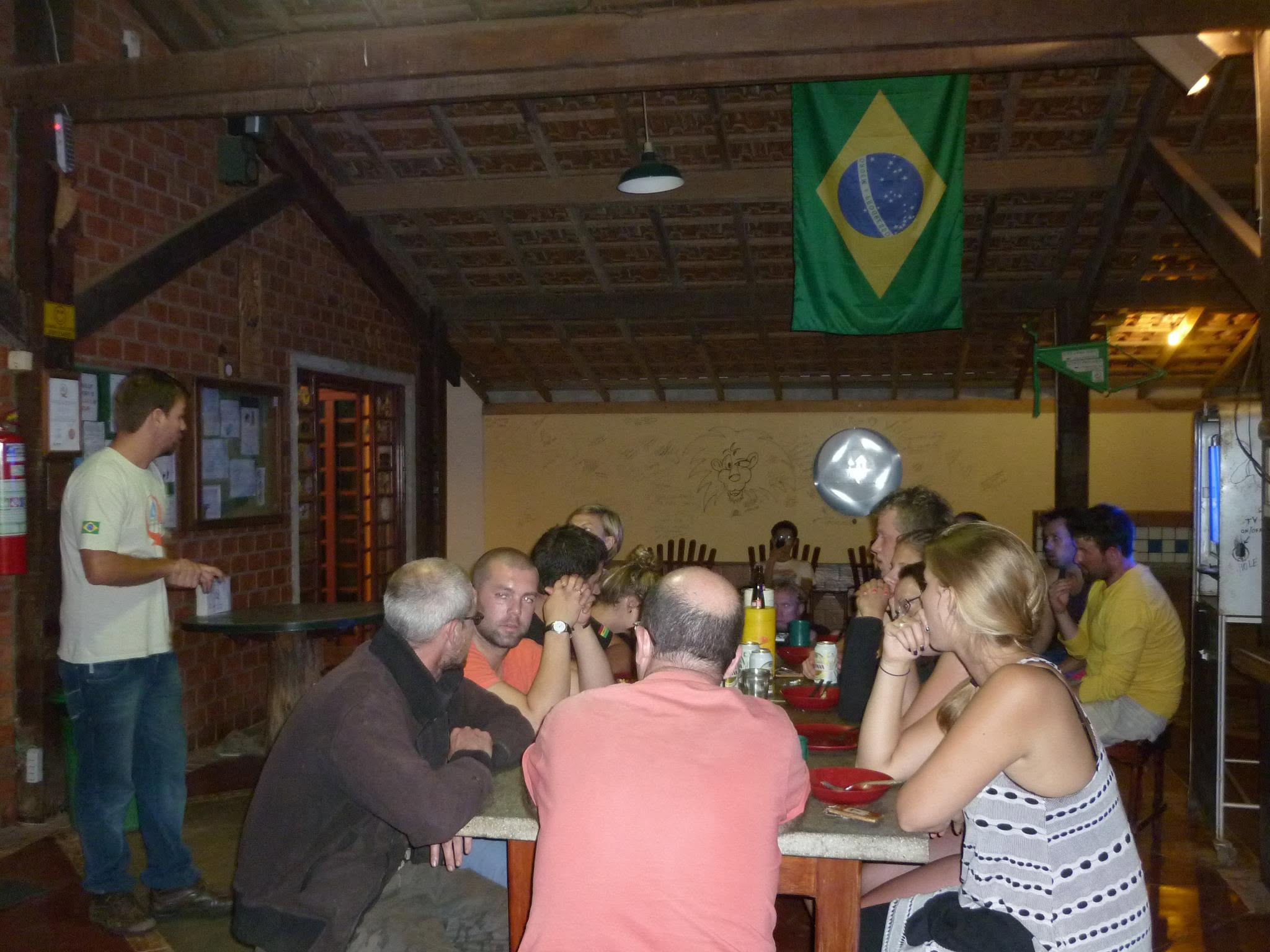 Hóspedes reunidos no Bonito HI Hostel e Pousada em uma fotografia antiga