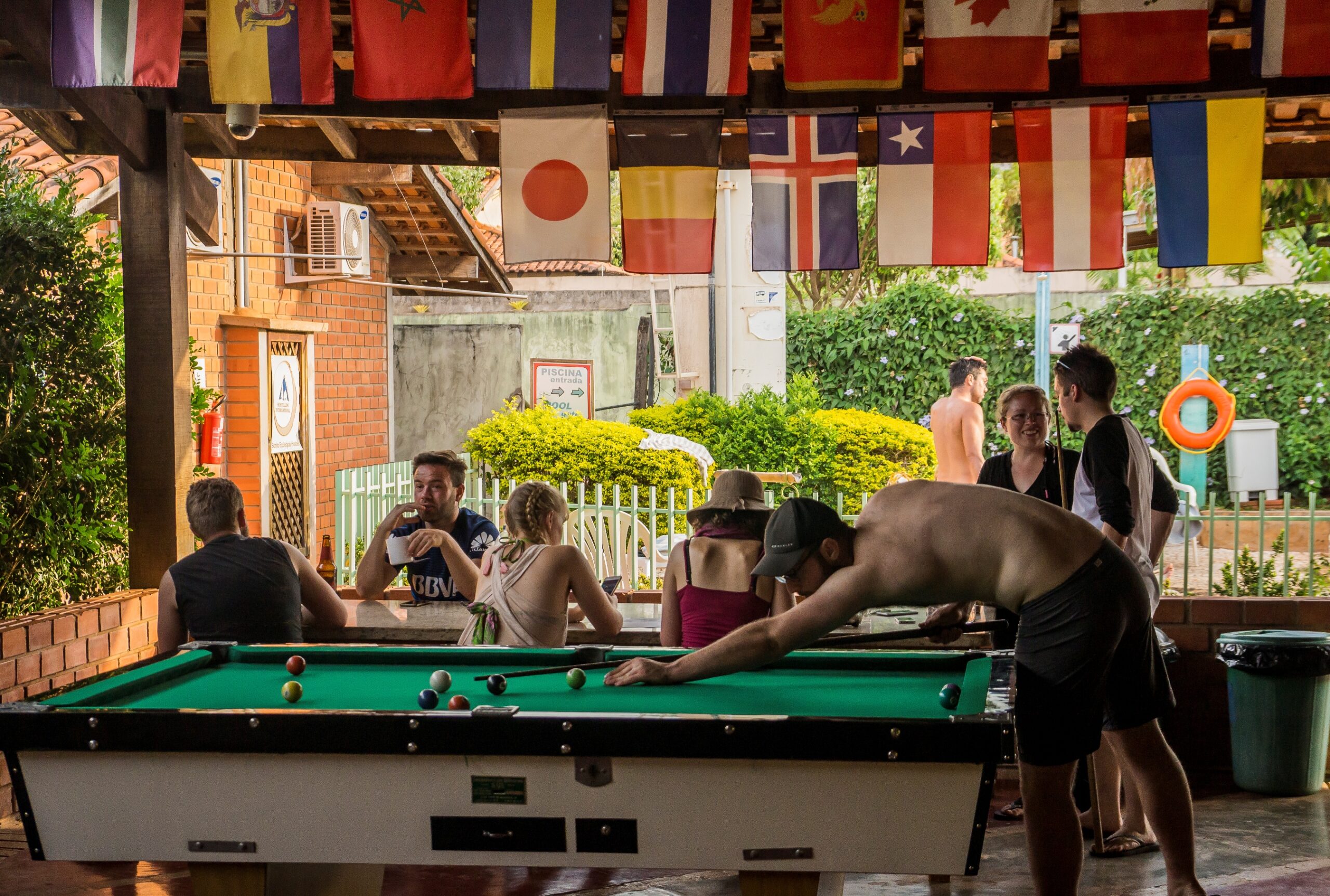 Salão do Bonito HI Hostel decorado com bandeiras de vários países