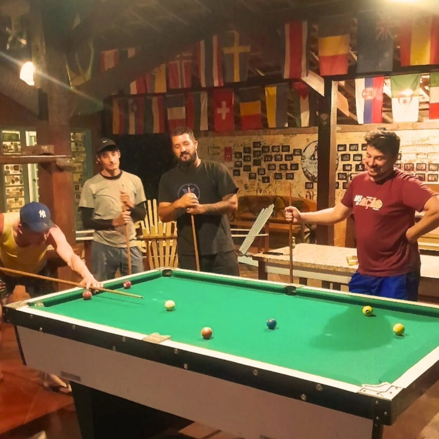 Viajantes reunidos no Bonito HI Hostel e Pousada