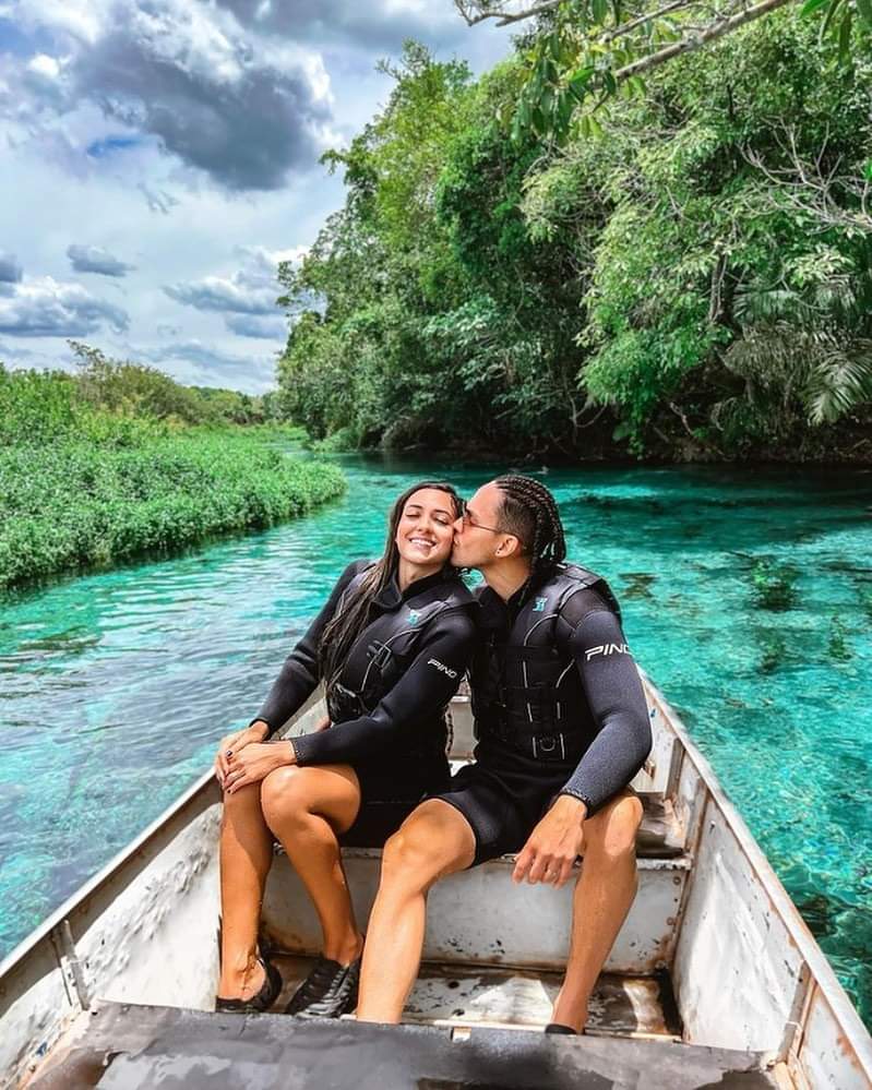 Casal no barco de apoio do Rio Sucuri