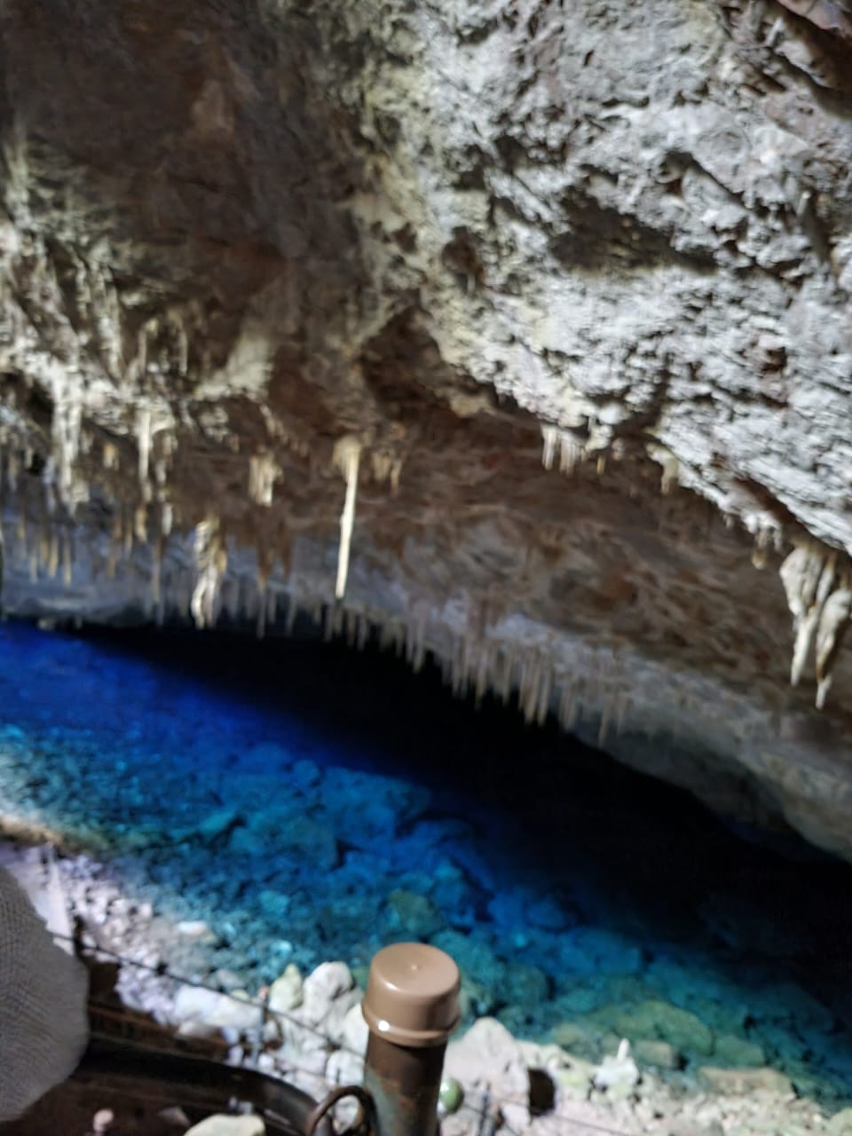 Lago e formações da Gruta do Lago Azul em Bonito
