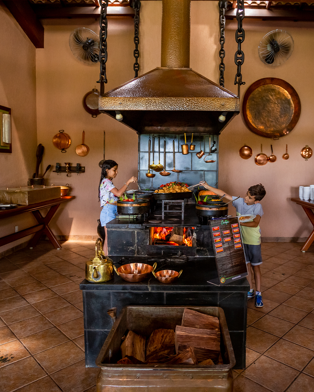 Visitantes durante o almoço no restaurante da Boca da Onça